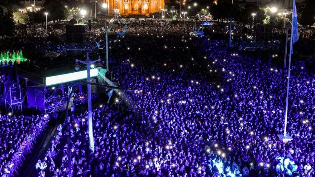 M�s de 100 mil personas colmaron Plaza Moreno para festejar a lo grande los 143 a�os de La Plata.