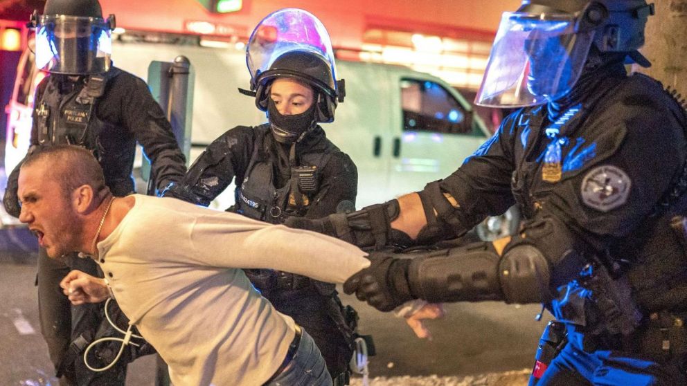 La Policía retiene a un manifestante que estaba junto al hombre muerto en la manifestación en Portland contra el racismo.