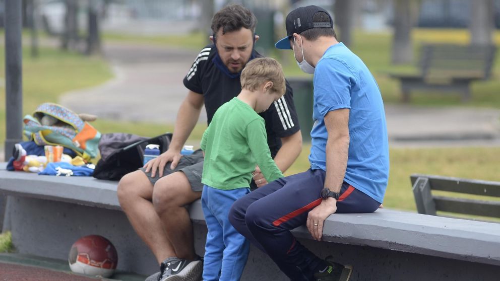 El Gobierno Nacional habilitó las reuniones sociales de hasta diez personas al aire libre (Crónica//Fernando Pérez Re).
