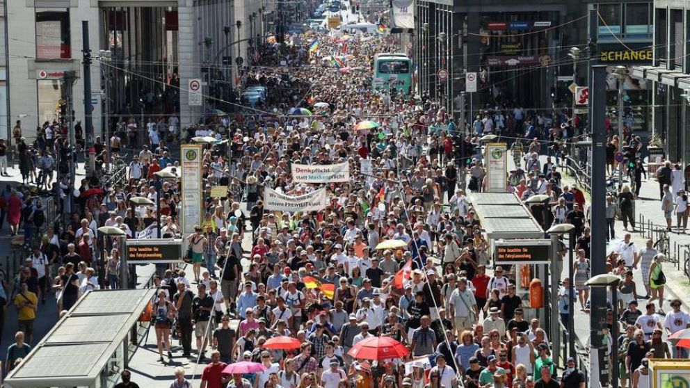 Multitudinaria marcha en Alemania contras las medidas por el coronavirus (Twitter).