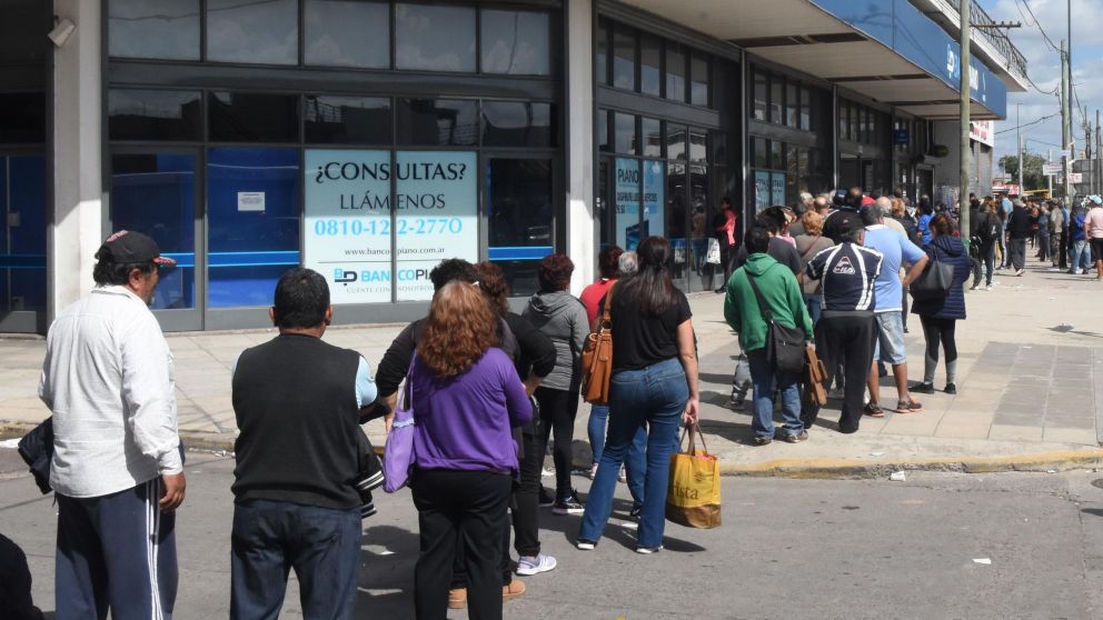 Las personas podrán cobrar sus haberes y asignaciones de acuerdo al número en que termina el DNI (Pablo Villán/Crónica).