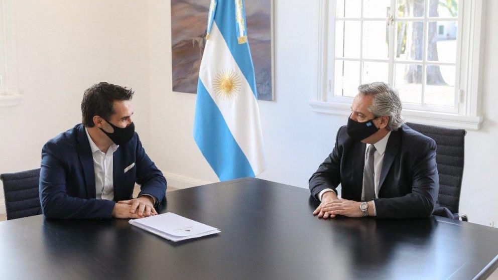 Darío Martínez junto a Alberto Fernández.