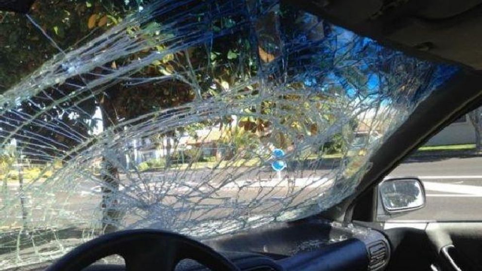 La joven agarró una piedra del piso y le destrozó el parabrisas.