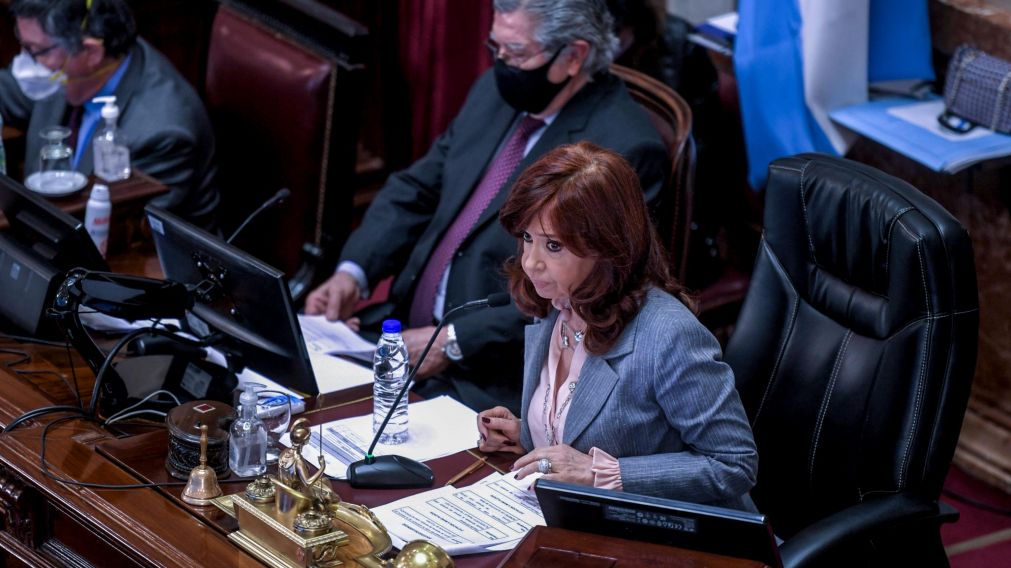 "¿Dónde está Bullrich?", bromeó Cristina Kirchner por el fondo de pantalla del senador en Zoom. (Télam)