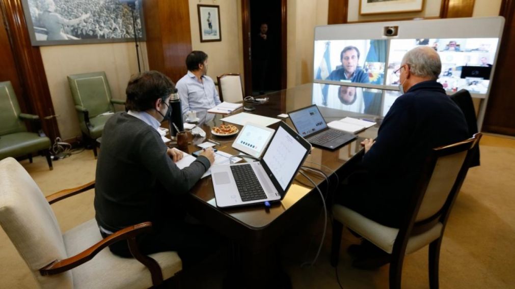 El gobernador bonaerense Axel Kicillof dialoga con los intendentes del conurbano sobre la nueva etapa de la cuarentena.