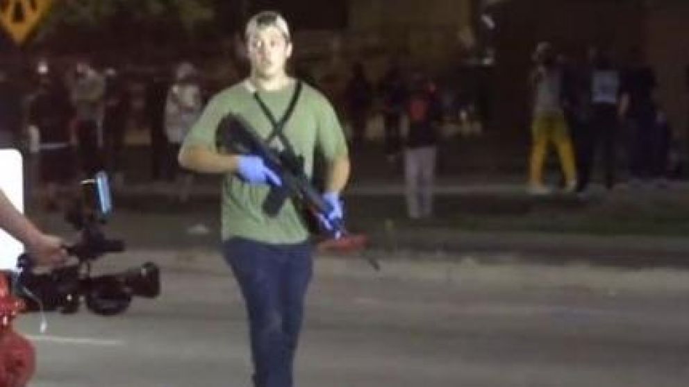 Kyle Rittenhouse fue detenido por la Policía luego de ser acusado de homicidio intencional en primer grado (Captura de pantalla).