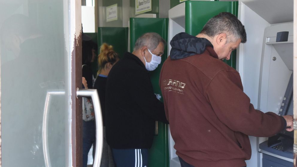 Las personas verán el IFE depositados en sus cuentas bancarias el día asignado a su último número de DNI (Pablo Villán/Crónica).
