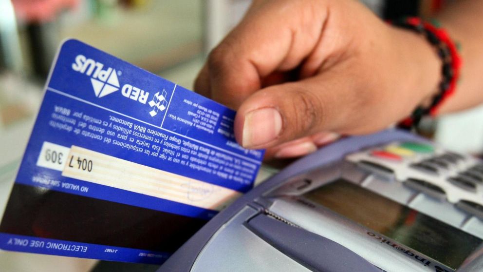 AFIP aclaró que el reintegro es para compras con tarjeta de débito, con un tope de $ 1.400 por hogar (Archivo).