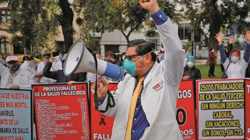 Masiva protesta de los profesionales de la salud en Perú (Twitter).