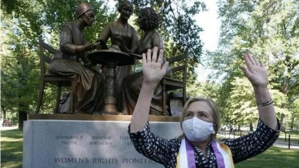 Hillary Clinton posa junto al monumento recién inaugurado. (Foto: AFP)
