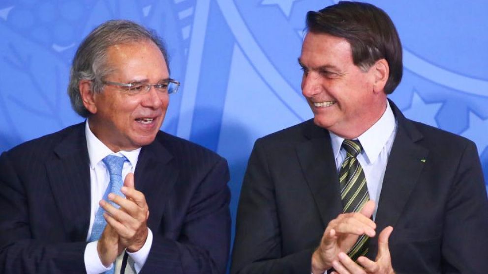 El presidente brasileño Jair Bolsonaro y el ministro de economía Paulo Guedes, enfrentados.