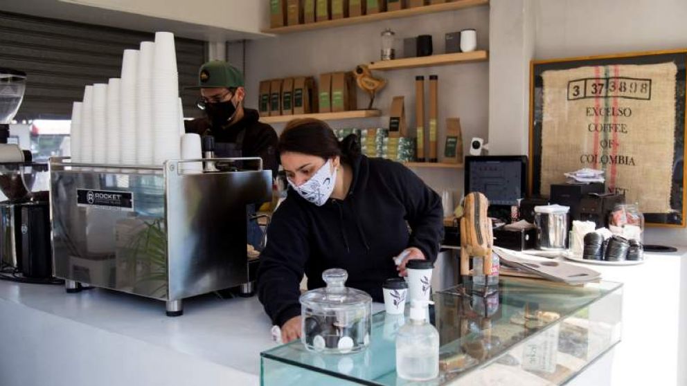 Actualmente, sólo pueden trabajar de lunes a viernes, sin atención en las mesas.