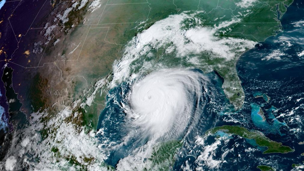 Está previsto que el huracán Laura se convierta en una tormenta de categoría 4 extremadamente peligrosa.