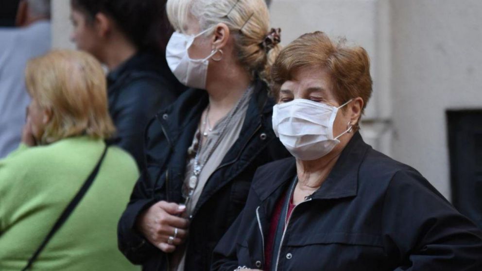 Las sucursales bancarias habilitadas atenderán por ventanilla (Archivo)