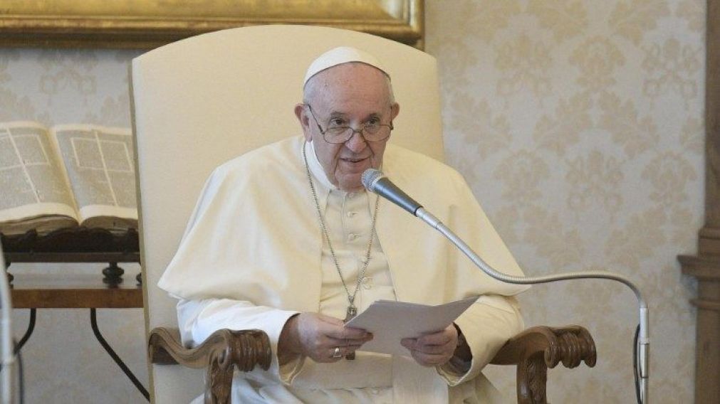 Francisco brindó la Audiencia General vía streaming desde la biblioteca del Palacio Apostólico del Vaticano (Gentileza Vatican News).