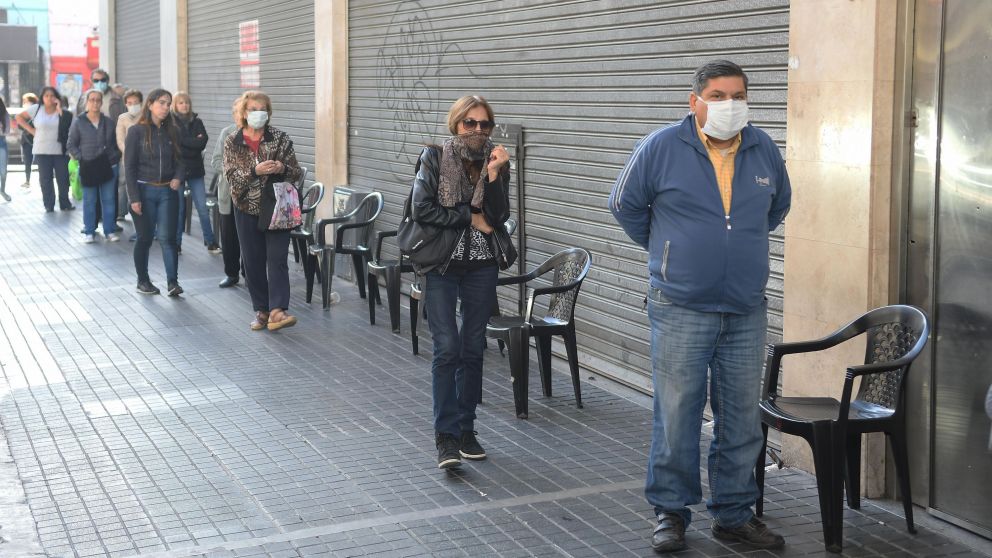 Las personas podrán cobrar sus haberes y asignaciones de acuerdo al número en que termina el DNI (Rubén Paredes/Crónica).).