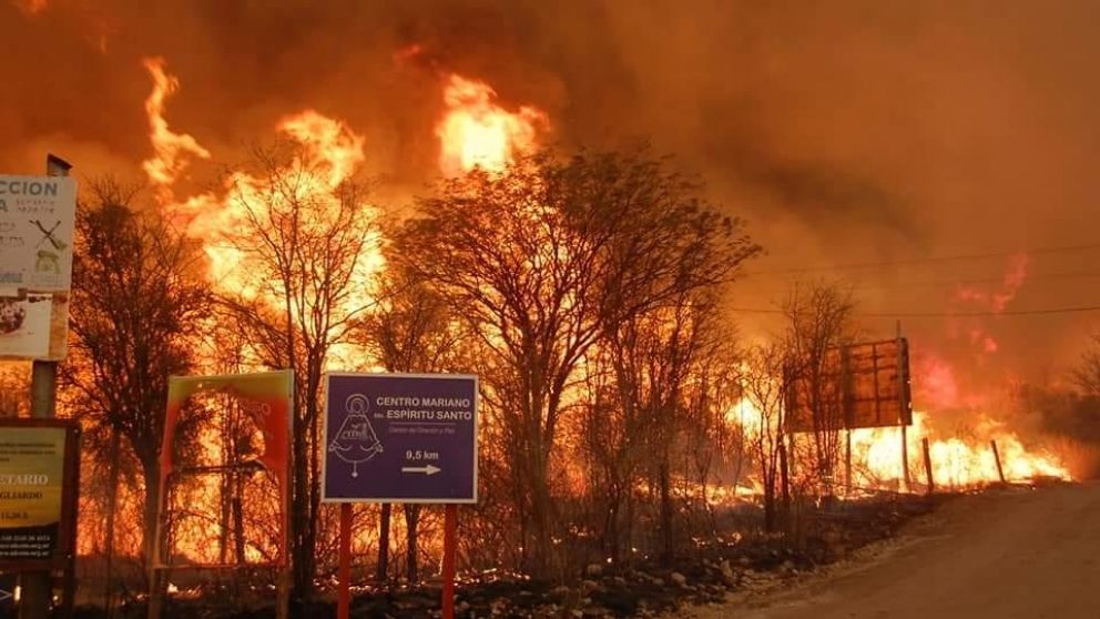 La lluvia podría ayudar a controlar el incendio (Twitter).