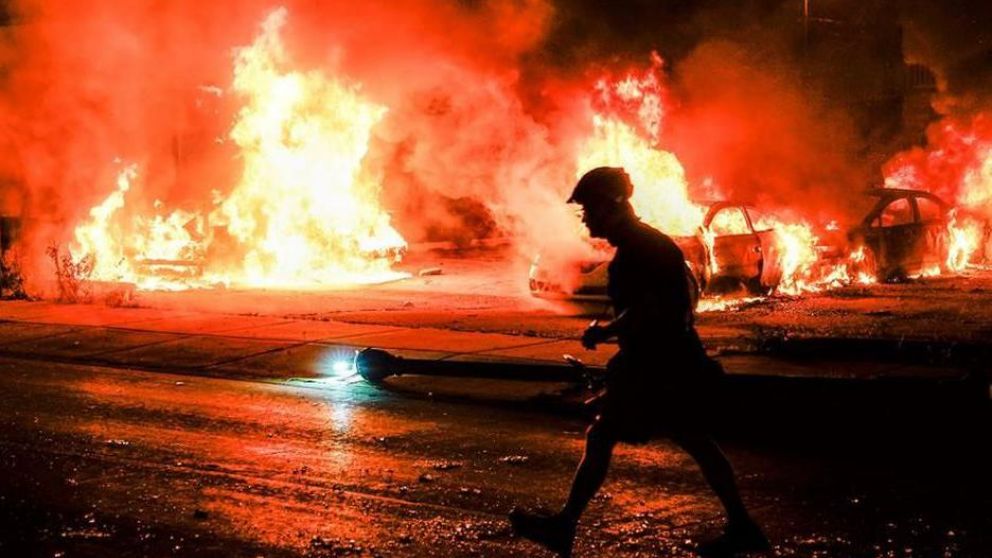 Segunda noche de disturbios en Kenosha, Wisconsin, luego del ataque por la espalda a Jacob Blake (Gentileza EFE).