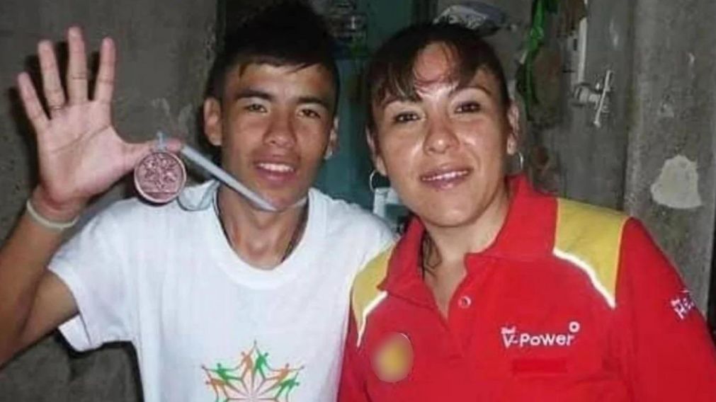 Facundo Astudillo, el joven desaparecido, junto a su mam� Cristina Castro.