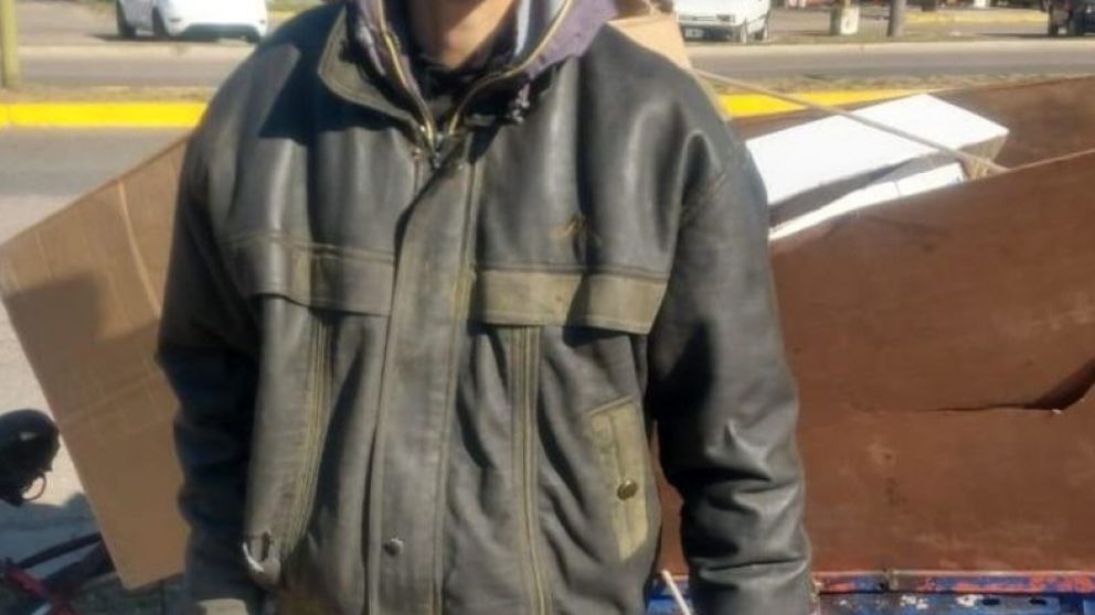 Por el noble gesto, le van a regalar al joven ropa y una moto.