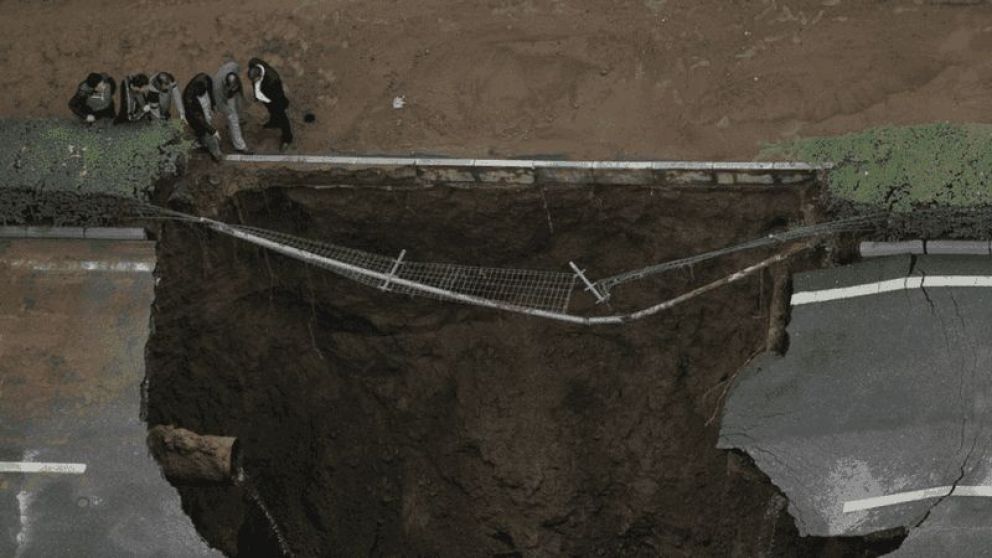 Impactante pozo quedó en la calle segundos después del colapso.