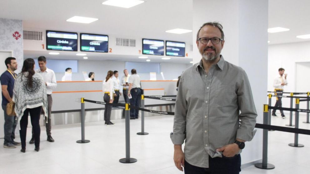 El intendente Diego Valenzuela salió con firmeza a defender la continuidad del aeropuerto.