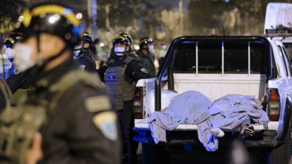 La camioneta de la policía transportando los cuerpos de los fallecidos en la fiesta clandestina en Lima.