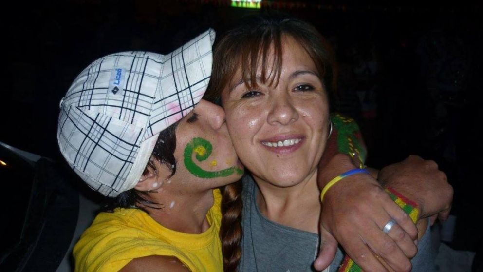 Facundo Astudillo Castro y su mam�, Cristina, en tiempos felices.