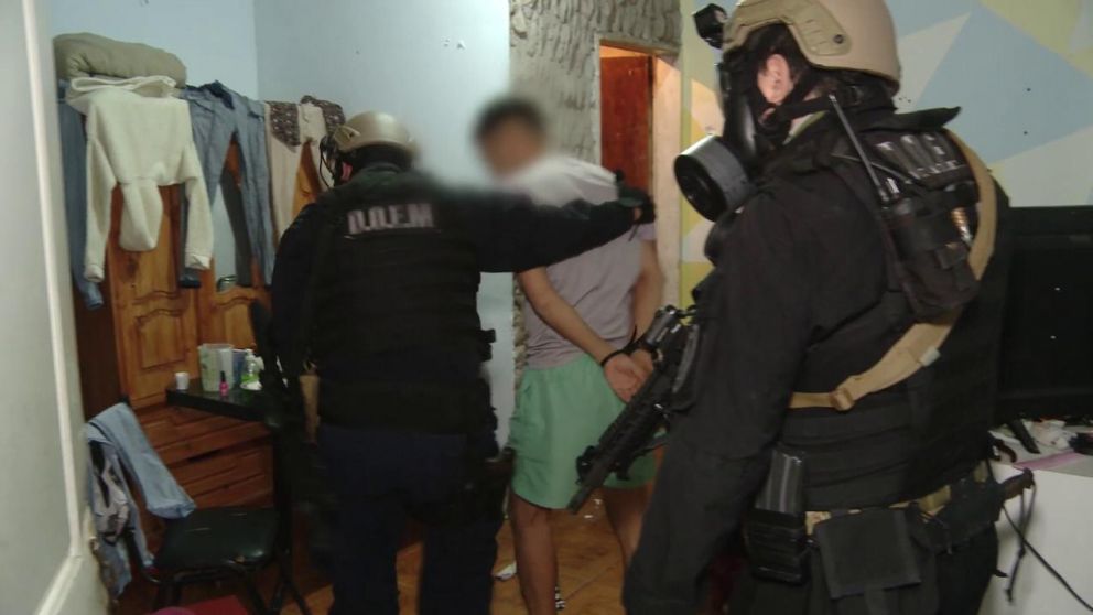 Se llevaron a cabo cuatro allanamientos en la villa 21-24, en el límite de los barrios de Barracas y Pompeya.