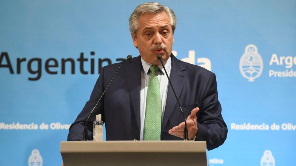 Alberto Fernández aseguró que el decreto que estableció a la telefonía fija y móvil, Internet y la televisión paga como servicios públicos esenciales era "definitivamente necesario" (Archivo).