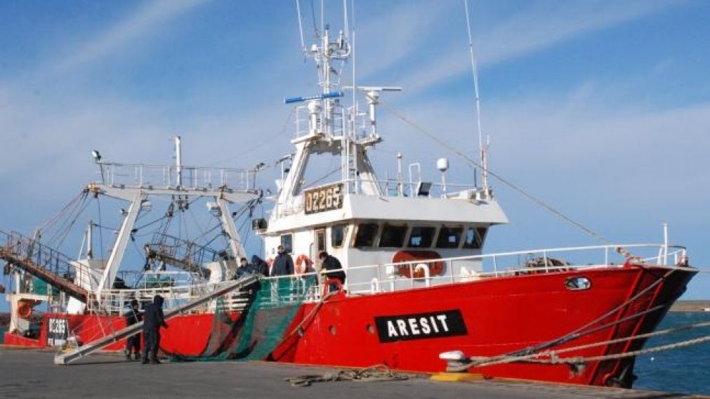 El barco Aresit quedó varado en Puerto Deseado luego de que todos los tripulantes se contagiaron coronavirus (Twitter).