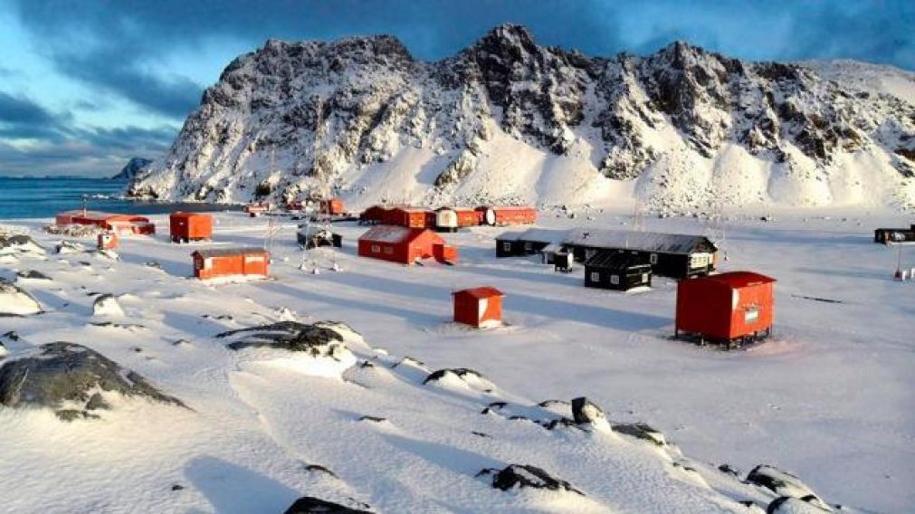 La sala está ubicada dentro de la Base Carlini de la Antártida.