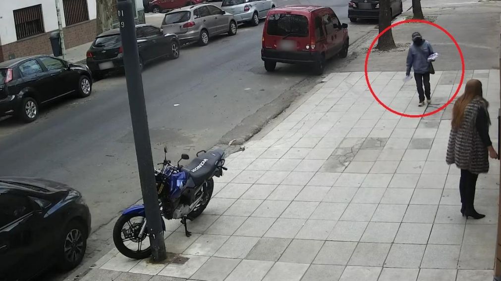 Así robaba cartas el falso cartero en los barrios porteños de Agronomía y Villa Santa Rita (Captura).