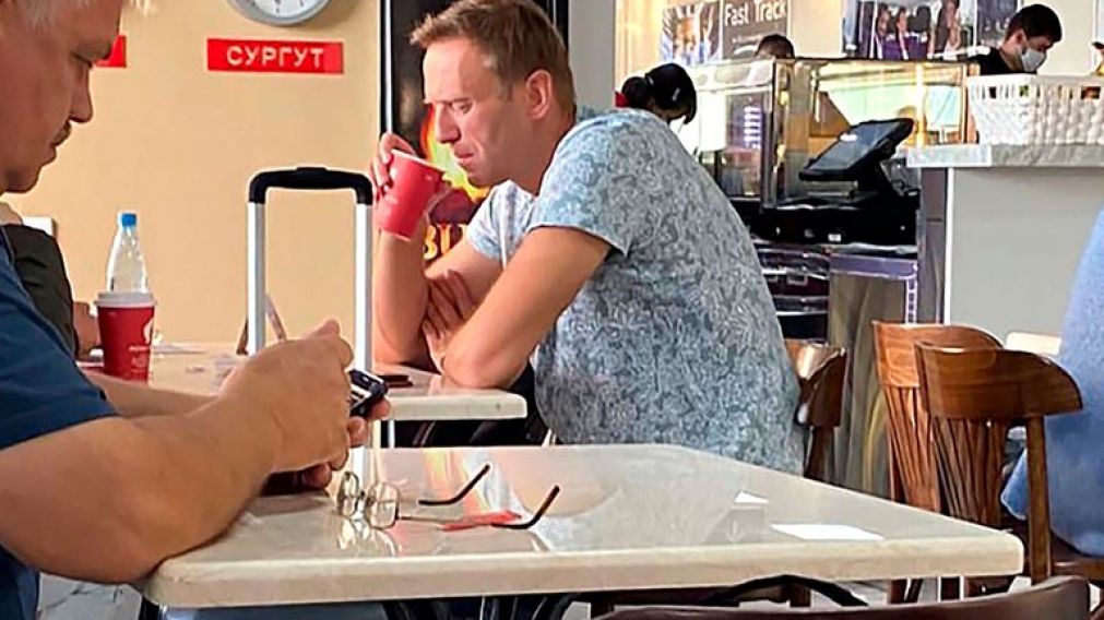 Navalyn fue fue fotografiado en el aeropuerto, antes de subir al avión.