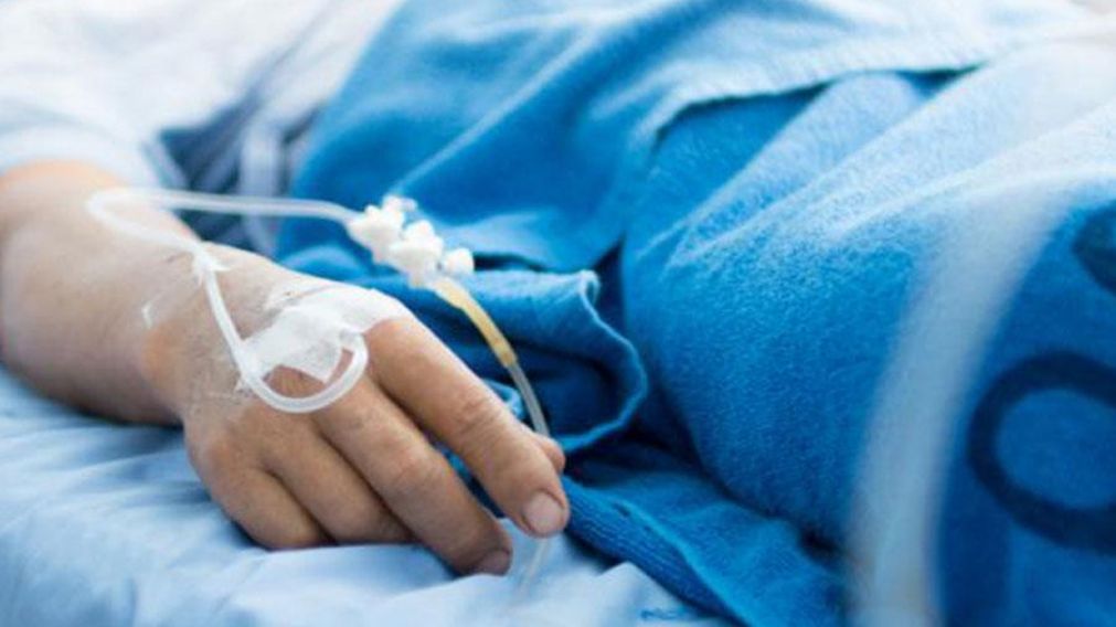 La joven quedó en estado de coma tras ser golpeada en la cabeza.