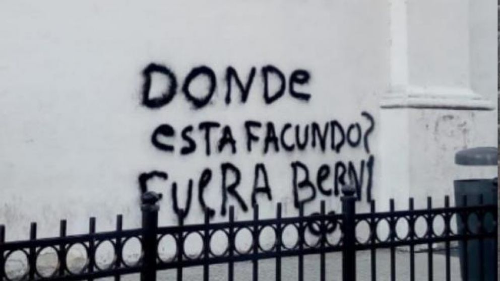 El detenido portaba un armamento de defensa personal "nunchaku". 