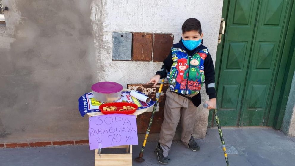 David, de siete años, y su madre cocinan en medio de la pandemia para los vecinos de Lomas de Zamora.