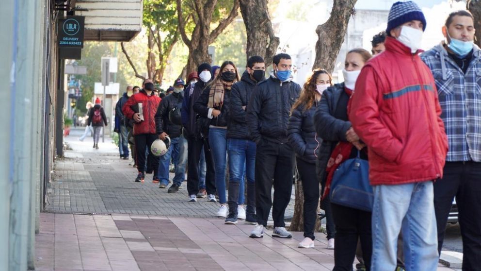 Las personas podrán cobrar sus haberes y asignaciones de acuerdo al número en que termina el DNI (Archivo).