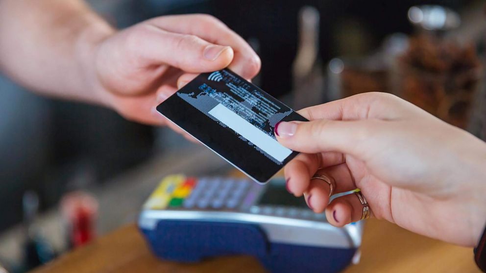 Durante la pandemia, muchas familias apelaron a la tarjeta para financiar su consumo.
