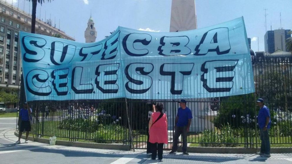 El reclamo es impulsado por la agrupación celeste de Sutecba.