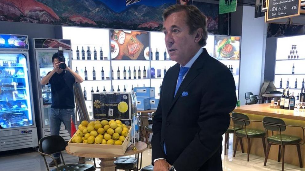 El embajador en China, Luis María Kreckler, con los limones que se exportaron desde Argentina.