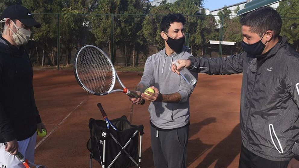 Como ocurrió con el tenis en Capital, cada distrito debe dictar las reglamentaciones necesarias (Télam).
