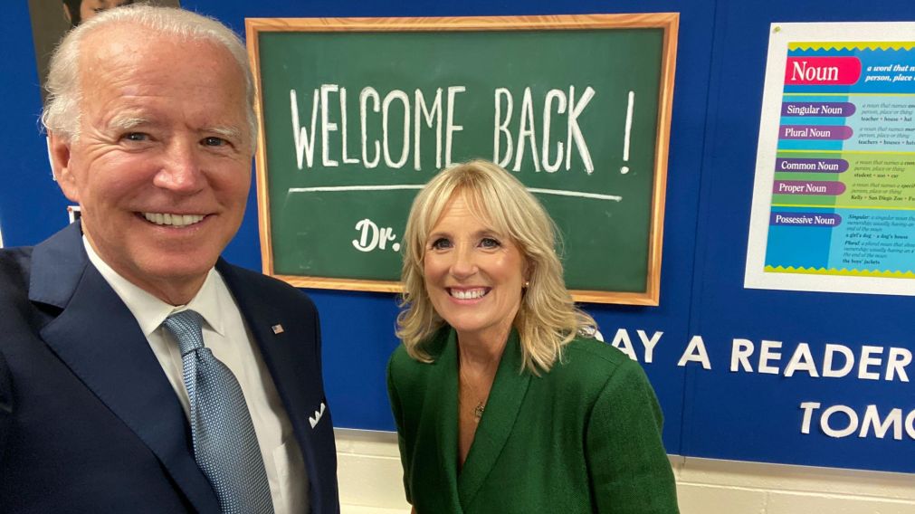 Joe Biden celebró su nominación junto a Jill, su mujer, en la biblioteca de una escuela de Delaware (Gentileza @JoeBiden/Twitter).