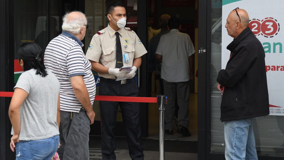 Las personas podrán cobrar sus haberes y asignaciones de acuerdo al número en que termina el DNI (Rubén Paredes/Crónica).