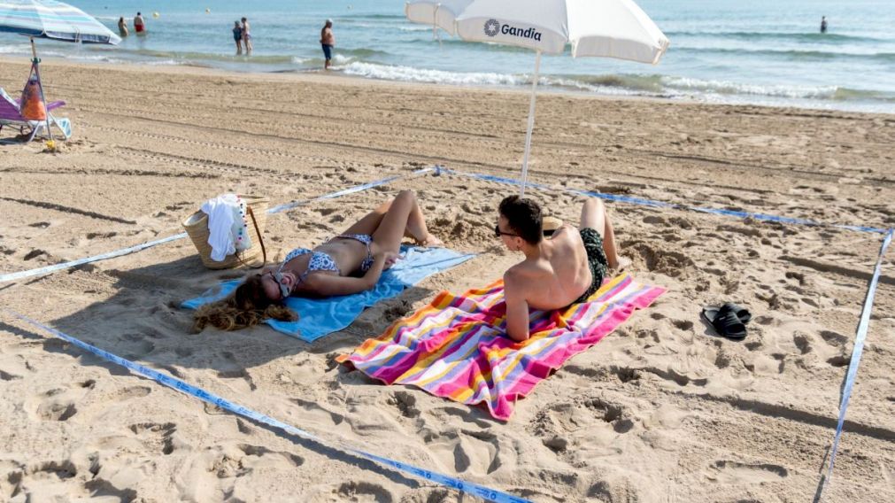 En las playas de España delimitan el espacio en la arena.