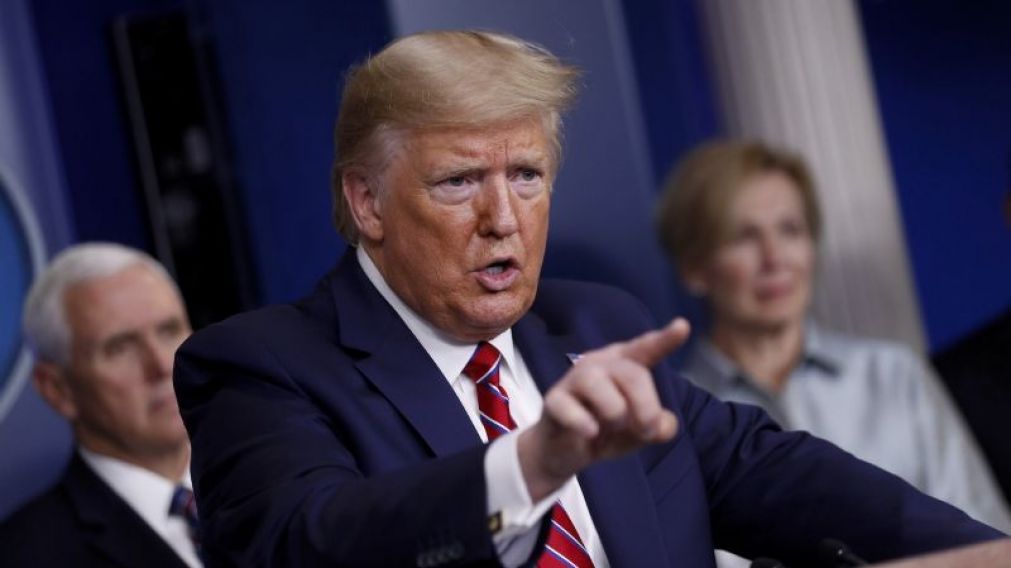 El presidente Donald Trump escribió este martes una serie de tuits contra Michelle Obama, la esposa de Barack.