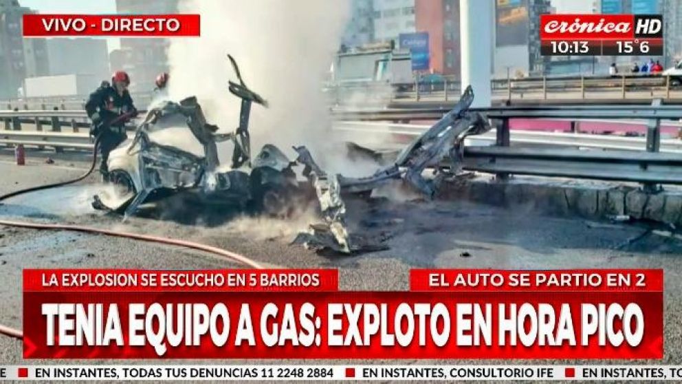 El fuego tomó toda la camioneta rápidamente y en cuestión de minutos el rodado explotó.