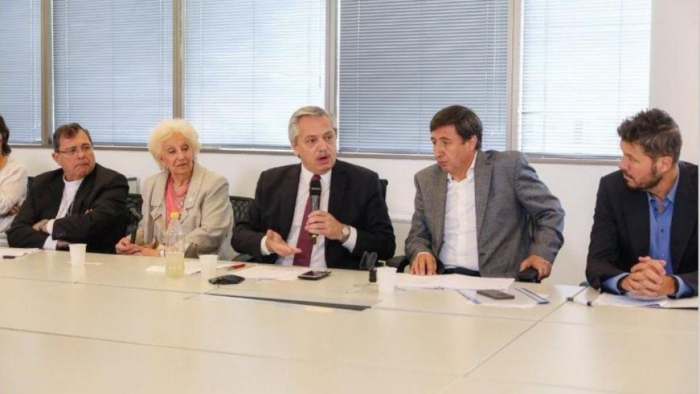 Alberto Fernández, flanqueado por Arroyo, Tiinelli, Carlotto y monseñor Tissera, titular de Cáritas, en una reunión celebrada a fines de 2019.