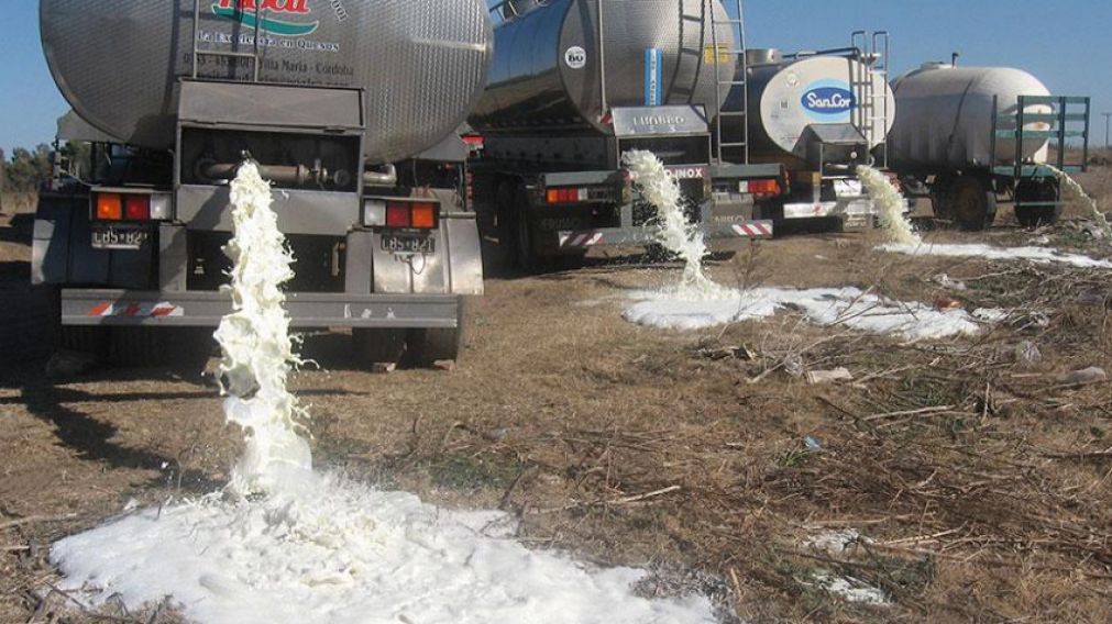 Camiones cisterna largando el producto en plena banquina.