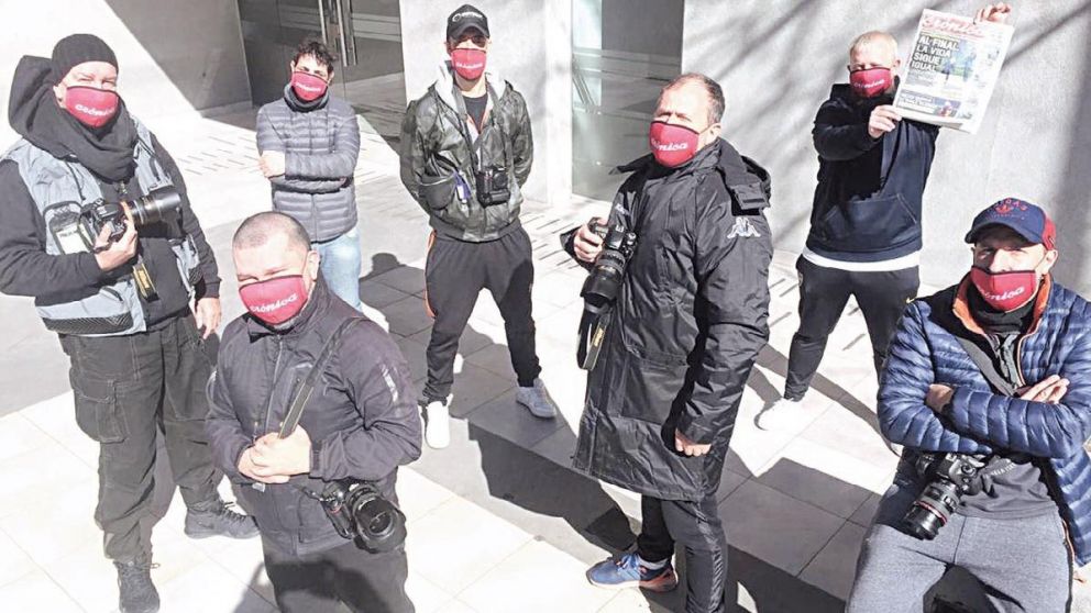 El equipo de fotografía de Crónica, acostumbrado a dejar todo por la primicia.